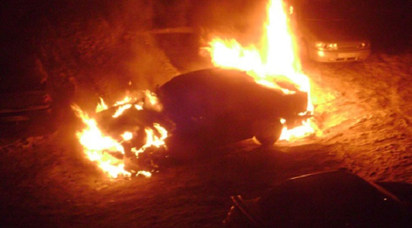 В Ереване вооруженная группа сожгла еще один полицейский автомобиль